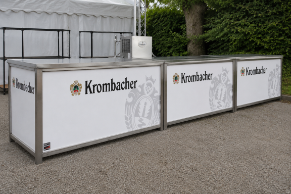 Trockentheke Drei Kühltische mit dem Krombacher-Logo auf weißen Flächen.